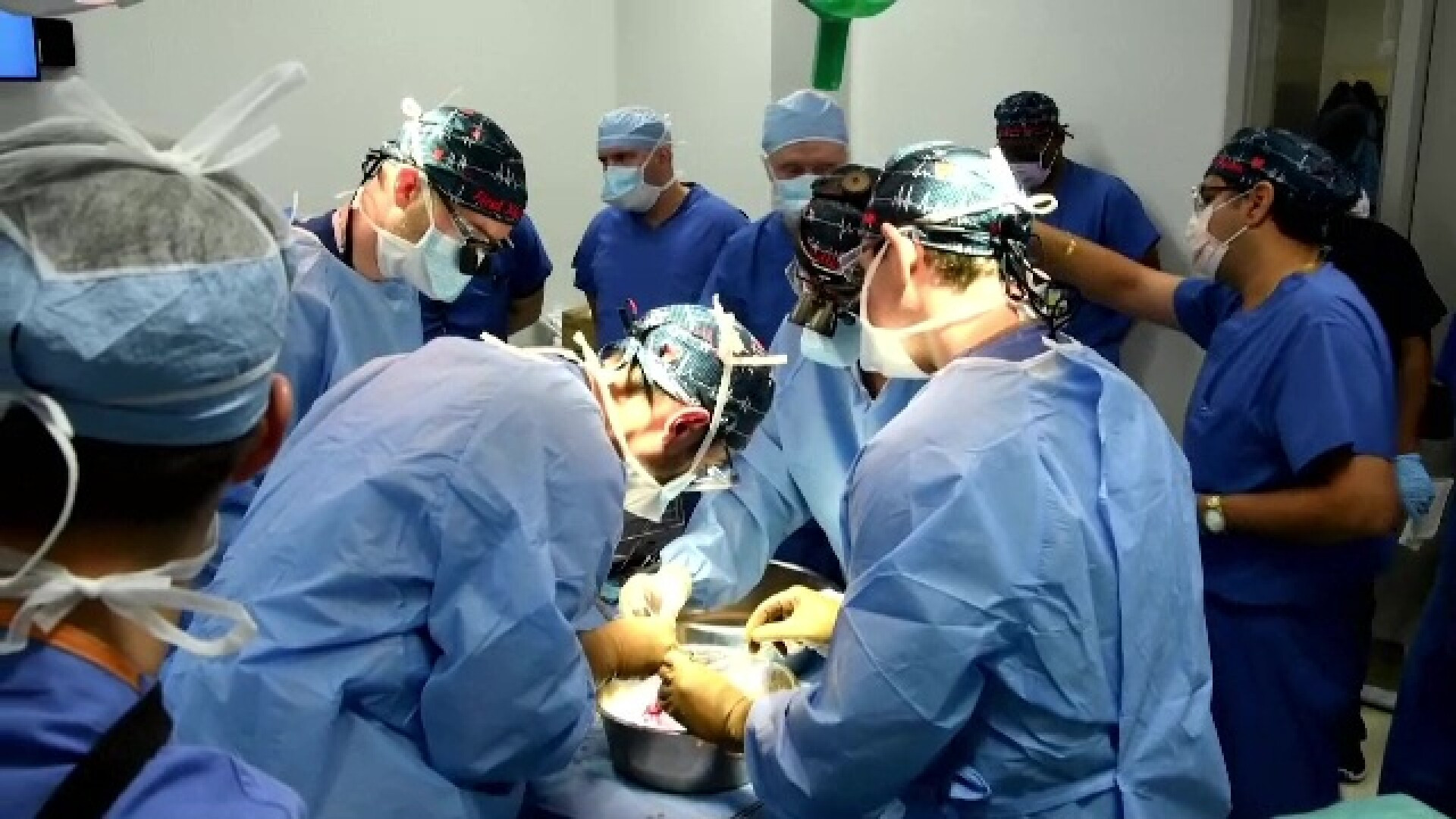 Un chirurg paraplegic operează din nou cu ajutorul unui scaun special. Paolo Anibaldi nu mai poate merge de la 17 ani