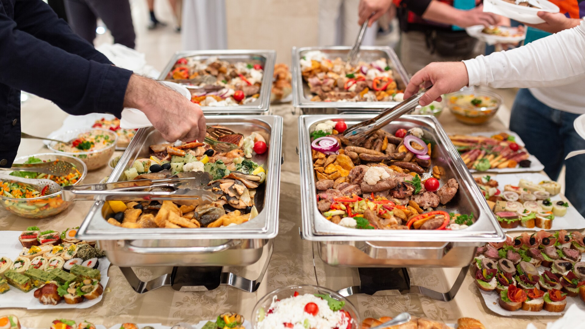 Un român a intrat într-un hotel din Italia să mănânce gratuit la bufetul suedez, alături de oaspeți. Apoi a sărit la bătaie