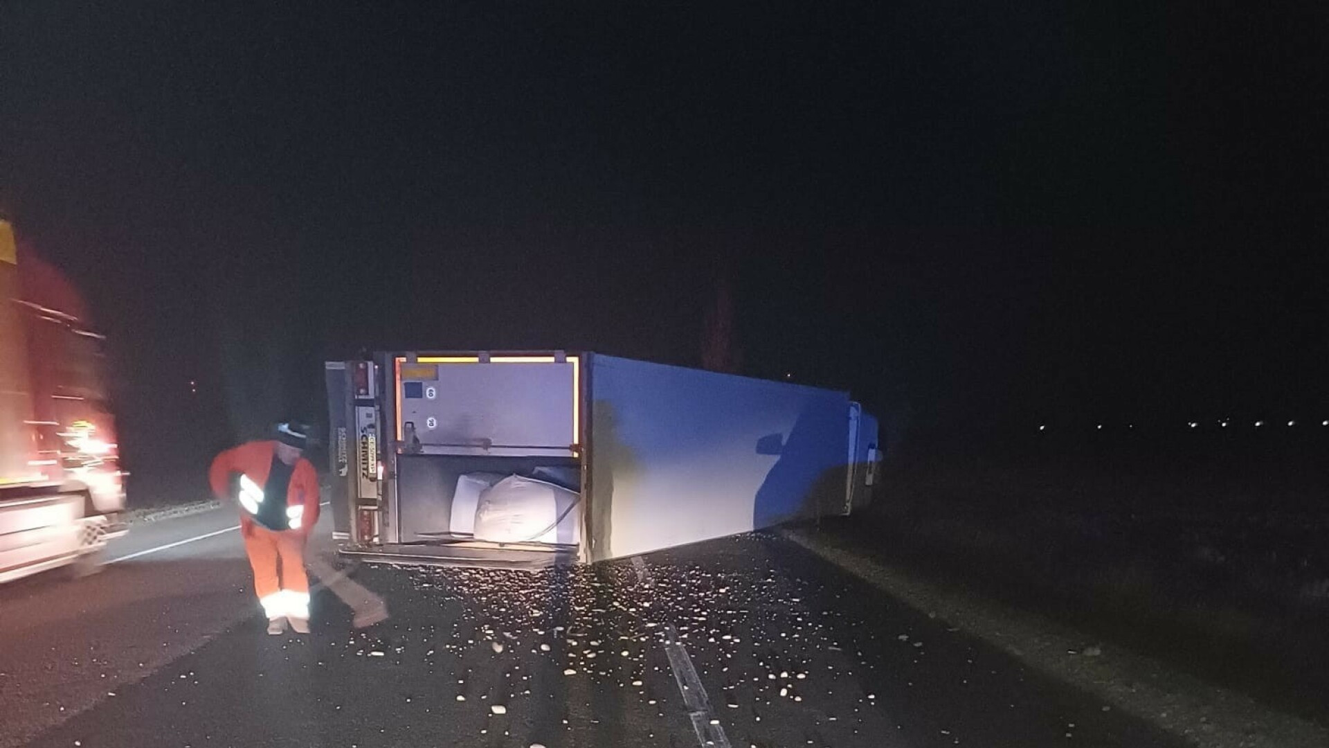 Un șofer de TIR beat a blocat un drum din Bacău după ce s-a răsturnat. Ce alcoolemie avea | FOTO