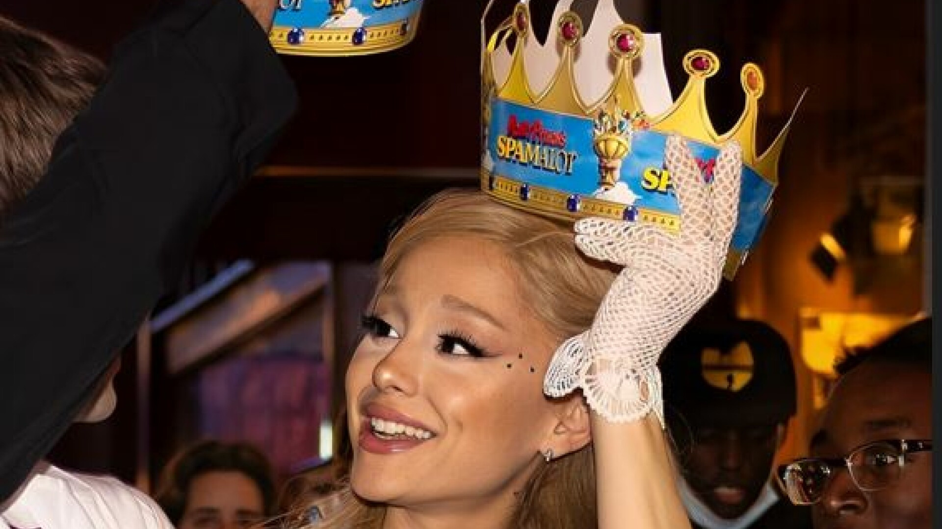 Ariana Grande, asaltată de fani. Unde a petrecut vedeta noaptea de Halloween. A fost surprinsă cu noul ei iubit | FOTO