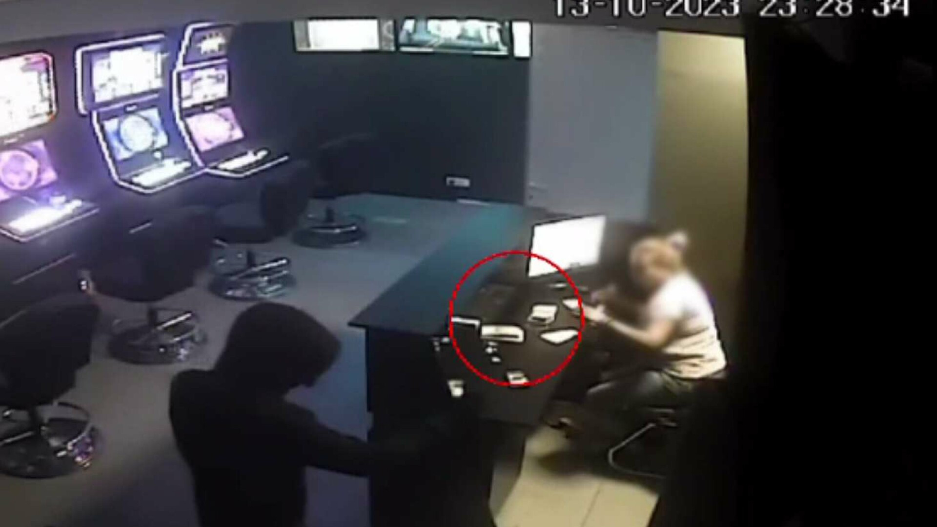 Jaf înscenat la o sală de jocuri din București, cu ajutorul unei angajate. „Tâlharul” era, de fapt, o femeie