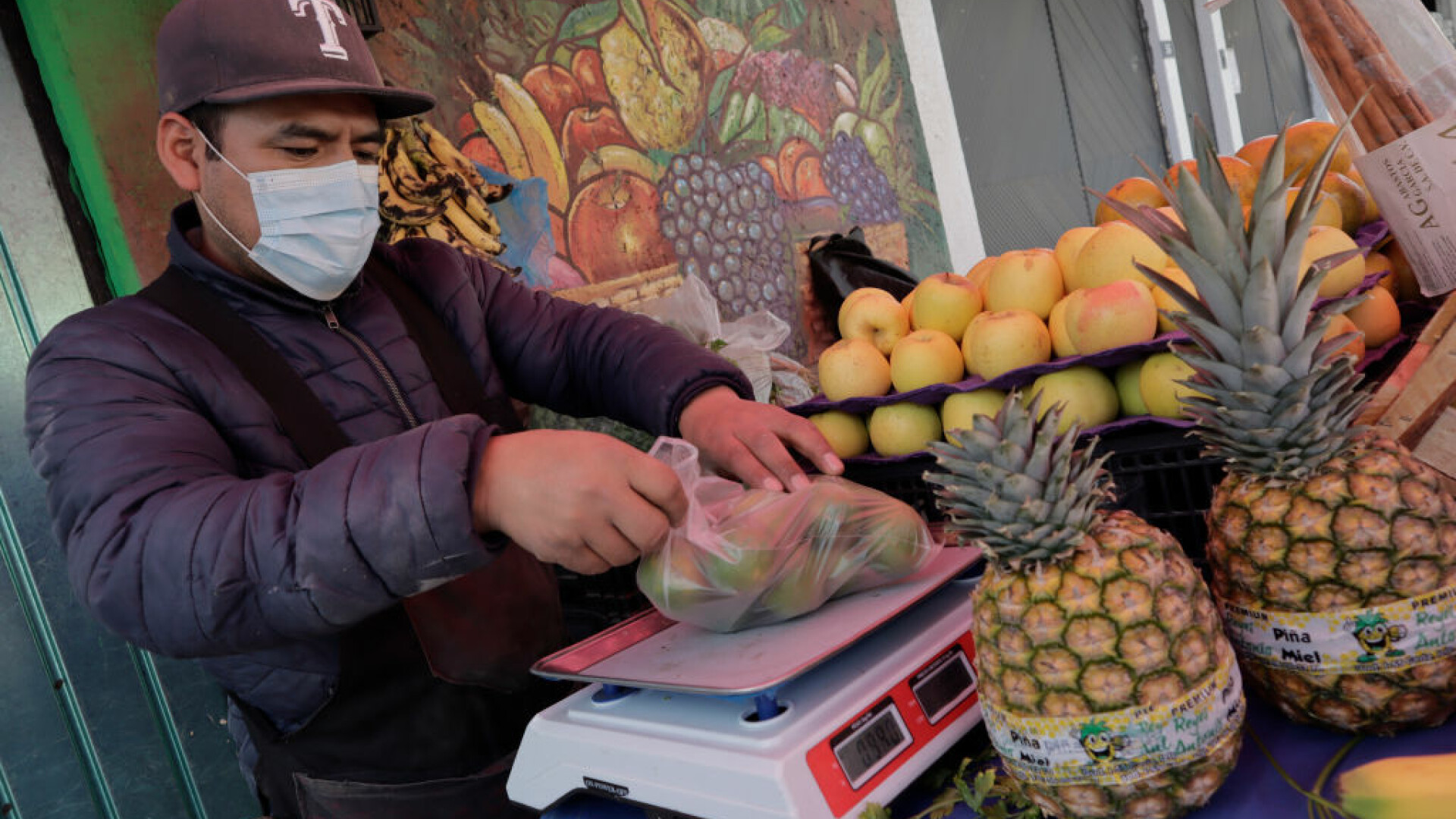 Practica "ciupitului la cântar" ia amploare. Metoda prin care producătorii își păcălesc clienții