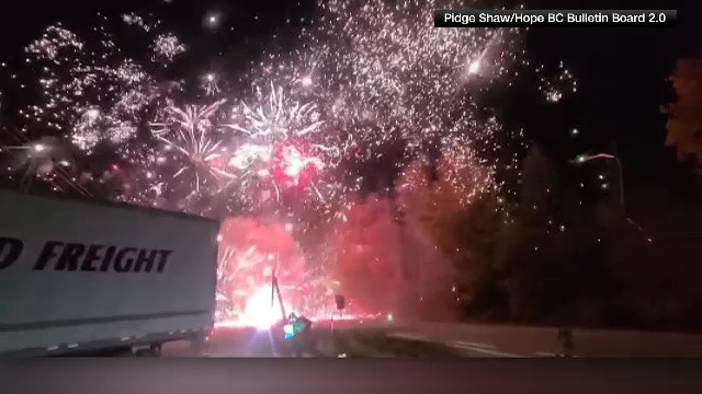 Un accident pe o autostradă din Canada s-a terminat cu un spectacol de artificii extraordinar. Care este explicația