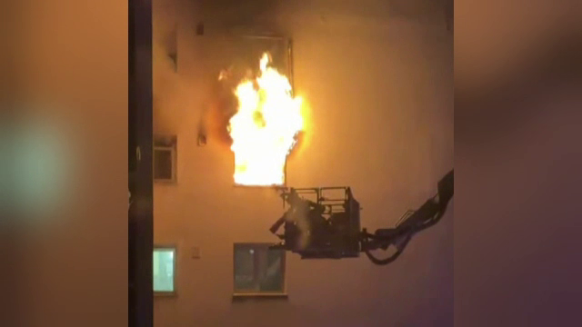 Incendiu puternic la un bloc din Drumul Taberei. O locuință a fost distrusă complet
