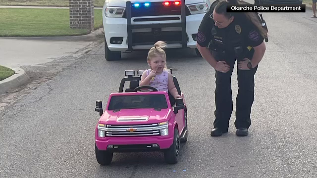 O fetiță de doar 2 ani a fost ”trasă pe dreapta” de poliție. A fost surprinsă ”gonind” pe șosea cu o decapotabilă roz