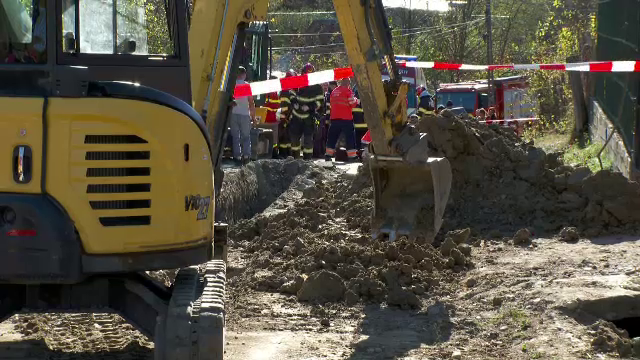 Bărbatul din Argeș care a fost prins sub un munte de pământ a murit. Tânărul lucra la canalizare