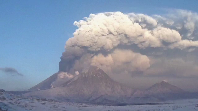 Un vulcan din Rusia a început să erupă, iar coloana imensă de cenușă s-a ridicat până la 14 kilometri înălțime