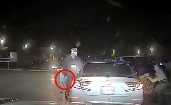 Un bărbat a fost filmat în timp ce împușca un polițist. El își ucisese iubita cu 10 focuri de armă, cu două zile înainte