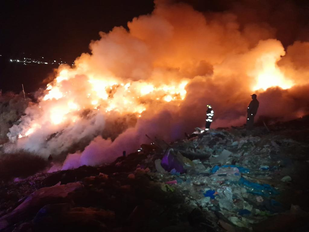 Incendiu la o groapă de gunoi de lângă Ploiești. „Valori semnificative” pentru monoxid de carbon şi pulberi în suspensie