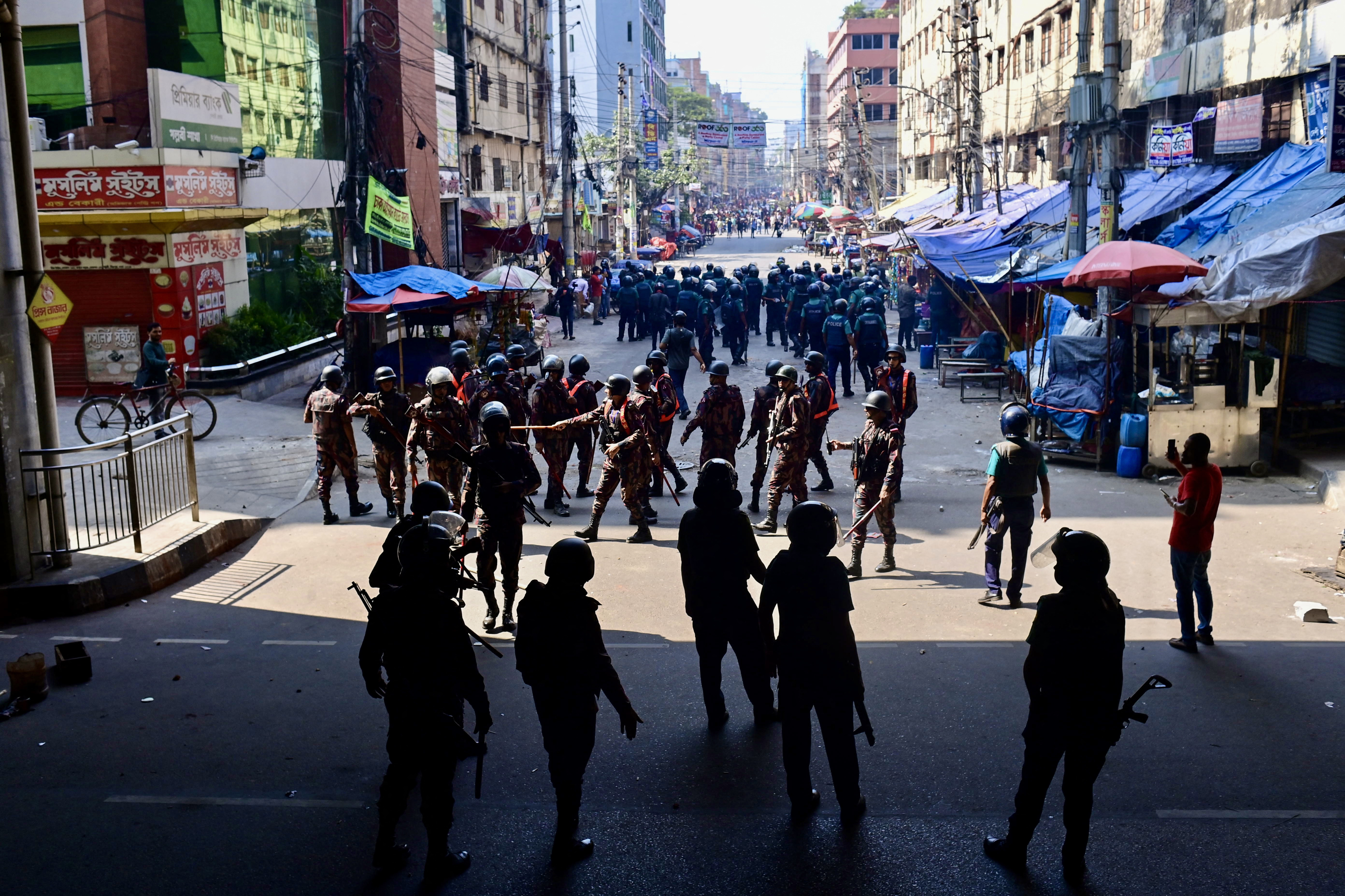 Sute de fabrici de confecţii din Bangladesh au fost închise în urma manifestaţiilor violente pentru creşteri salariale. FOTO