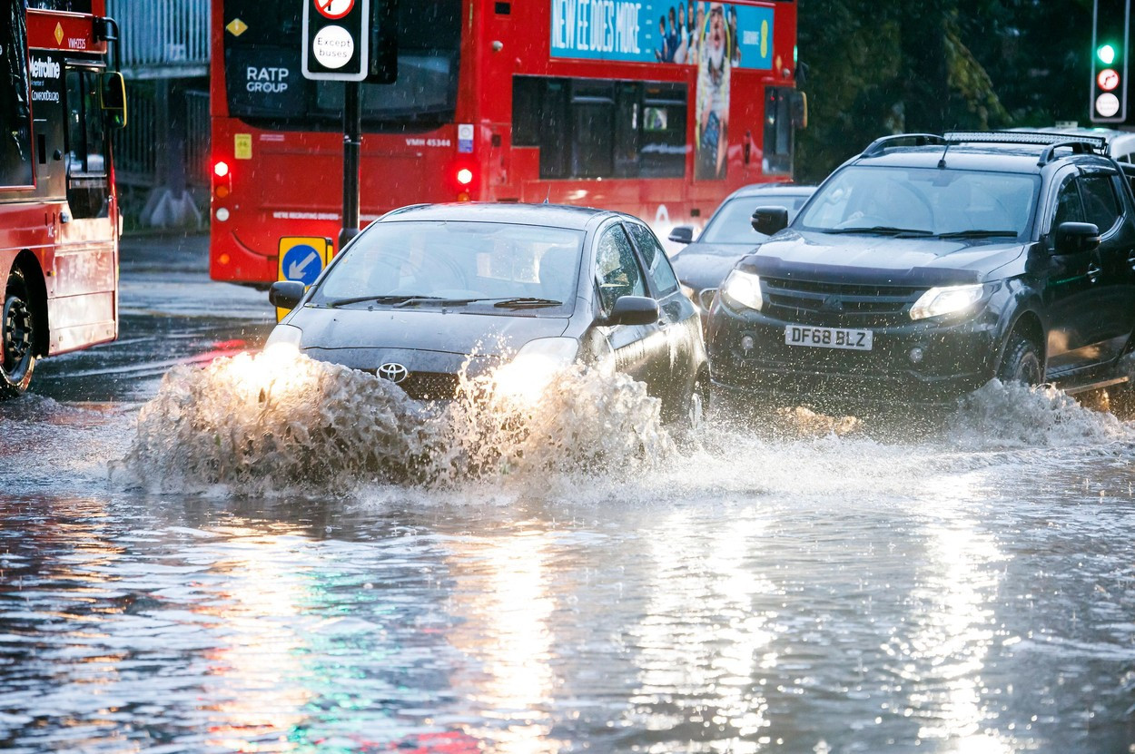 „Staţi acasă!” Vestul Europei, măturat de furtuna Ciaran cu vânturi puternice de peste 200 km/h. O persoană a murit în Franţa