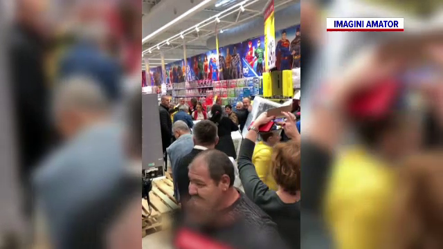 Îmbulzeală la deschiderea unui hypermarket din Arad. Ce se vindea la jumătate de preț