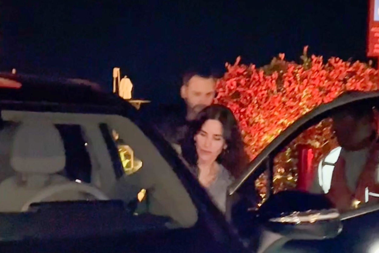 Cum a fost surprinsă Courteney Cox la doar câteva zile după moartea lui Matthew Perry. GALERIE FOTO