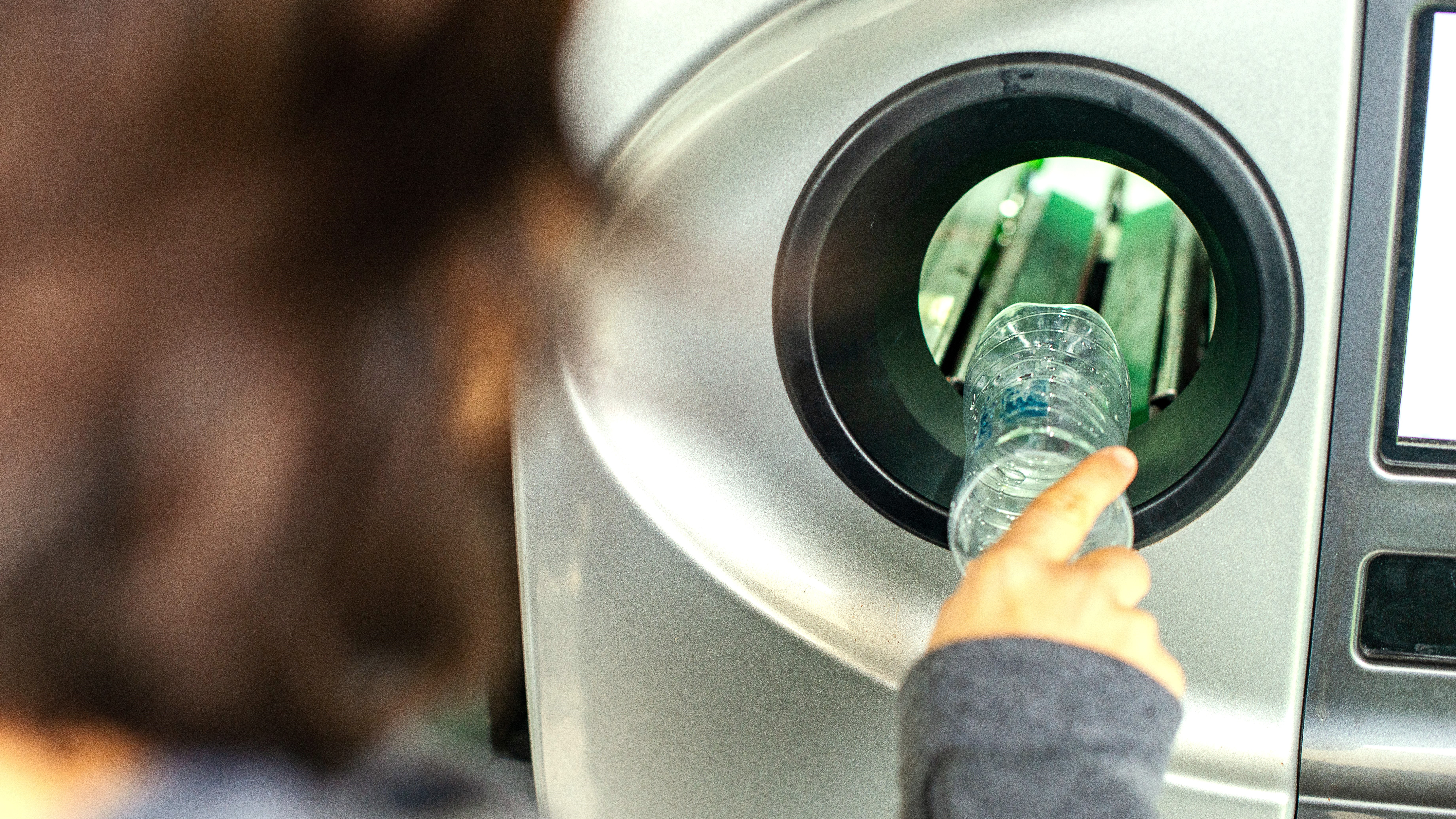 Cum afli care sunt sticlele, PET-urile și dozele pentru care poți primi banii înapoi, la magazin. Nu toate vor fi primite