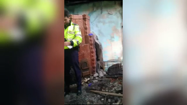 „A început să zbiere”. Un bebeluș de 11 luni, ars de viu în casă. Televizorul care era în camera copilului a explodat