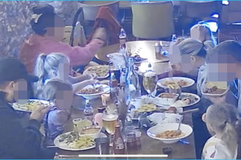 O familie de 12 persoane a mâncat la restaurant, apoi au pândit chelnerița și au fugit fără să plătească. Valoarea pagubei