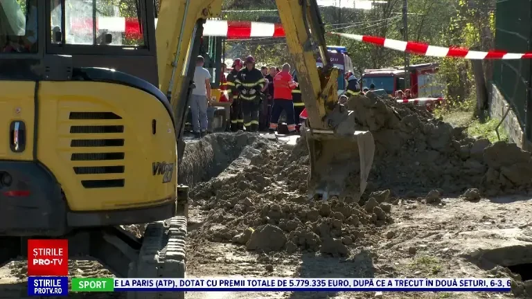 Bărbatul din Argeș care a fost prins sub un munte de pământ a murit. Tânărul lucra la canalizare