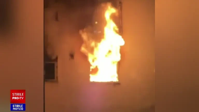 Panică într-un bloc din cartierul Drumul Taberei. „Ieșeau flăcări din apartament”. Proprietarul a fost internat la Obregia