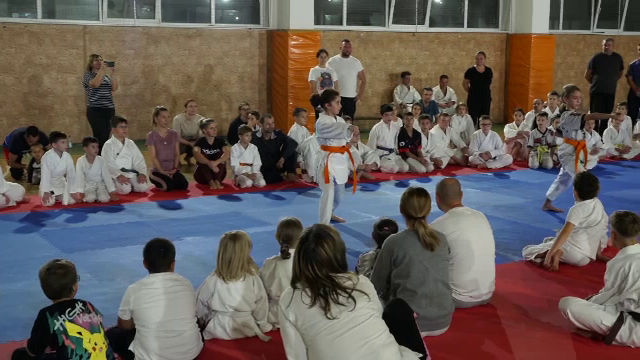 Zeci de părinți s-au antrenat cot la cot cu copiii lor la o școală de karate din Timiș. „Credeam că e ceva ușor”