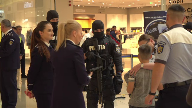 Polițiștii au descins într-un mall din Ploiești, în speranța că vor convinge tineri să aleagă această meserie