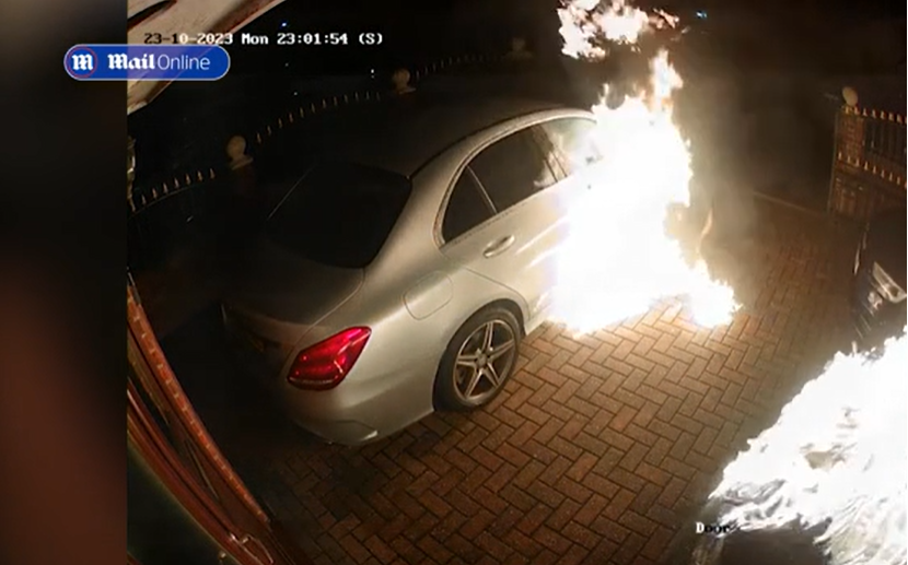 Momentul în care un individ mascat incendiază trei bolizi de lux. Flăcările s-au extins și au afectat și o casă