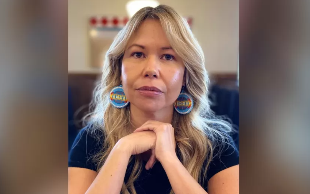 O scriitoare a fost acuzată că și-a răpit fiul și că și-a înscenat moartea. Ce le-a spus polițiștilor care au găsit-o