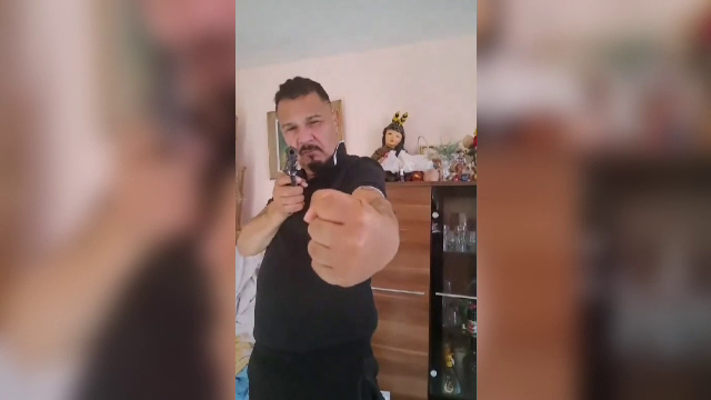 Un interlop buzoian s-a lăudat cu un pistol pe rețelele de socializare, apoi s-a trezit cu mascații la ușă