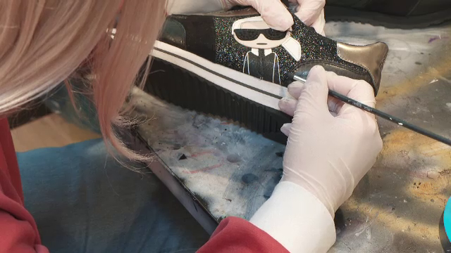 A doua șansă pentru încălțămintea veche. Românii apelează la cizmării și curățătorii pentru a nu irosi banii pe produse noi