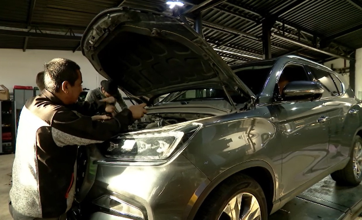 Industria auto din țară a început să mizeze pe muncitori străini: „Sunt fericit cu munca mea, cu salariul. Îmi place aici”