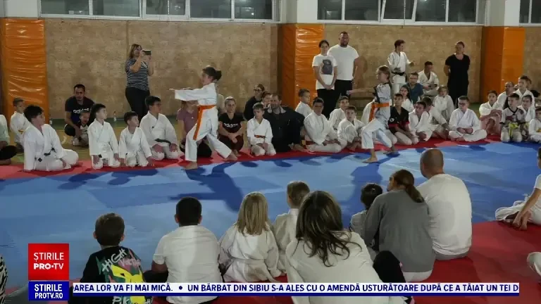 Zeci de părinți s-au antrenat cot la cot cu copiii lor la o școală de karate din Timiș. „Credeam că e ceva ușor”