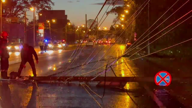 Vântul puternic a făcut prăpăd în Timișoara. Un stâlp de electricitate a fost doborât de un copac căzut pe o șosea