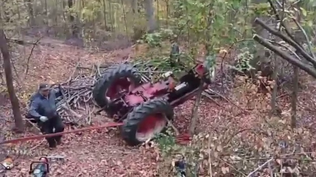 Accident într-o pădure din Neamț. Un bărbat și fiul său au fost prinși sub un tractor de lemne care a căzut peste ei