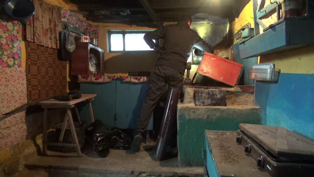 Zeci de bătrâni dintr-un sat din Bacău au fost ajutați de voluntari. Coșari profesioniști le-au curățat hornurile