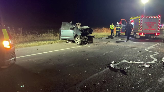 Accident grav în Buzău. O mașină s-a izbit de un TIR care venea din sens opus. Un bărbat a murit