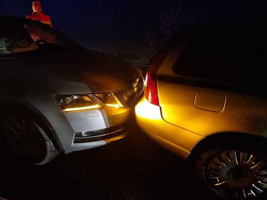 Şapte autovehicule, implicate într-un accident în lanţ pe „Drumul Morții”. Două persoane au suferit leziuni uşoare | FOTO