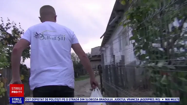 Zeci de bătrâni dintr-un sat din Bacău au fost ajutați de voluntari. Coșari profesioniști le-au curățat hornurile