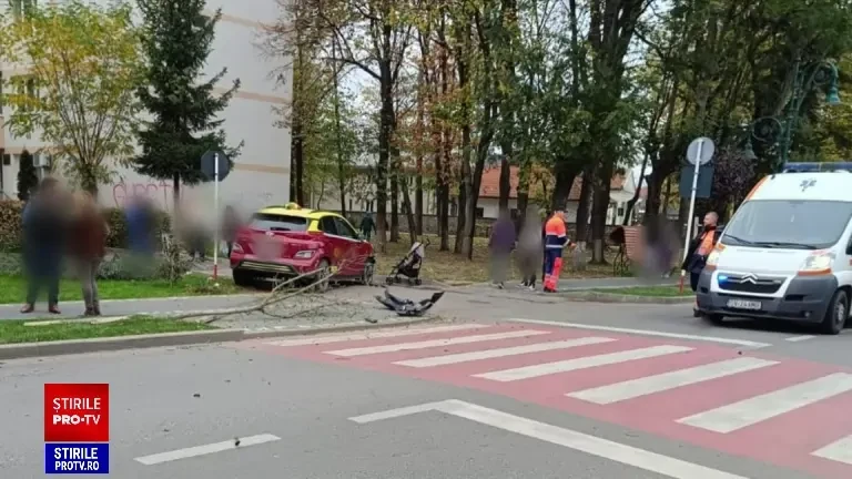 Femeie însărcinată, care împingea un cărucior cu un copil, lovită de o mașină pe trotuar, la Rădăuți. Care este starea lor