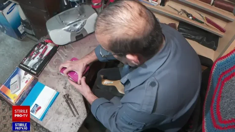 A doua șansă pentru încălțămintea veche. Românii apelează la cizmării și curățătorii pentru a nu irosi banii pe produse noi