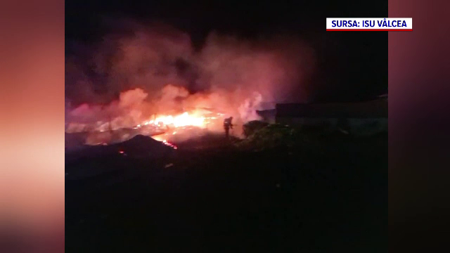 Un incendiu de proporții a mistuit o stână, în Drăgășani. Proprietarul a reușit să salveze animalele la timp