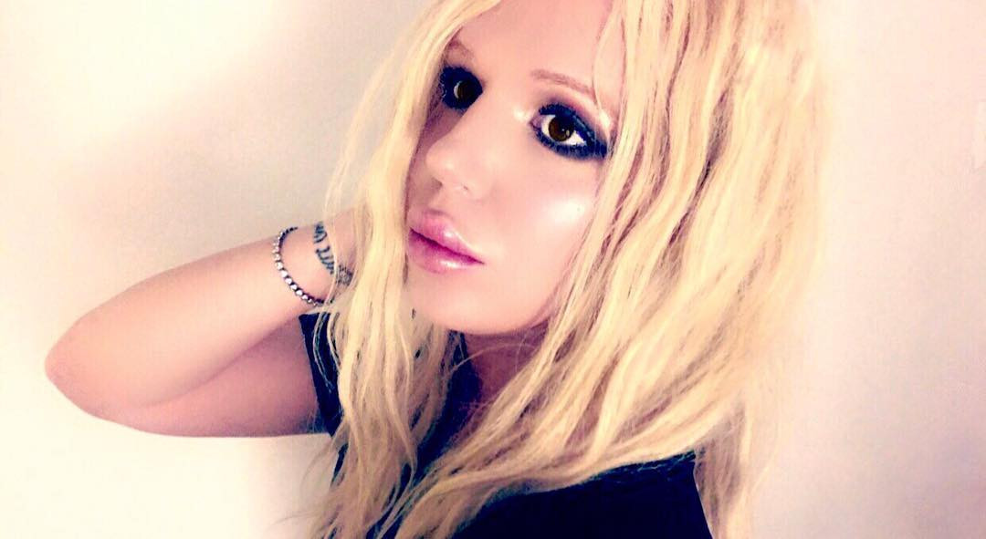 A cheltuit o avere ca să arate ca Britney Spears. Bărbatul a suferit peste 100 de proceduri estetice | GALERIE FOTO