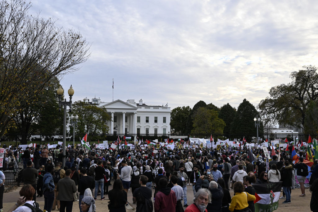 Manifestanții pro-palestinieni au vandalizat porțile Casei Albe, acuzându-l pe Biden că sprijină Israelul. „Rușine!”