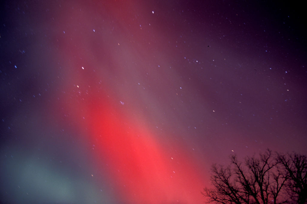Aurora boreală a fost generată de erupţii solare puternice. A mai putut fi observată în luna aprilie