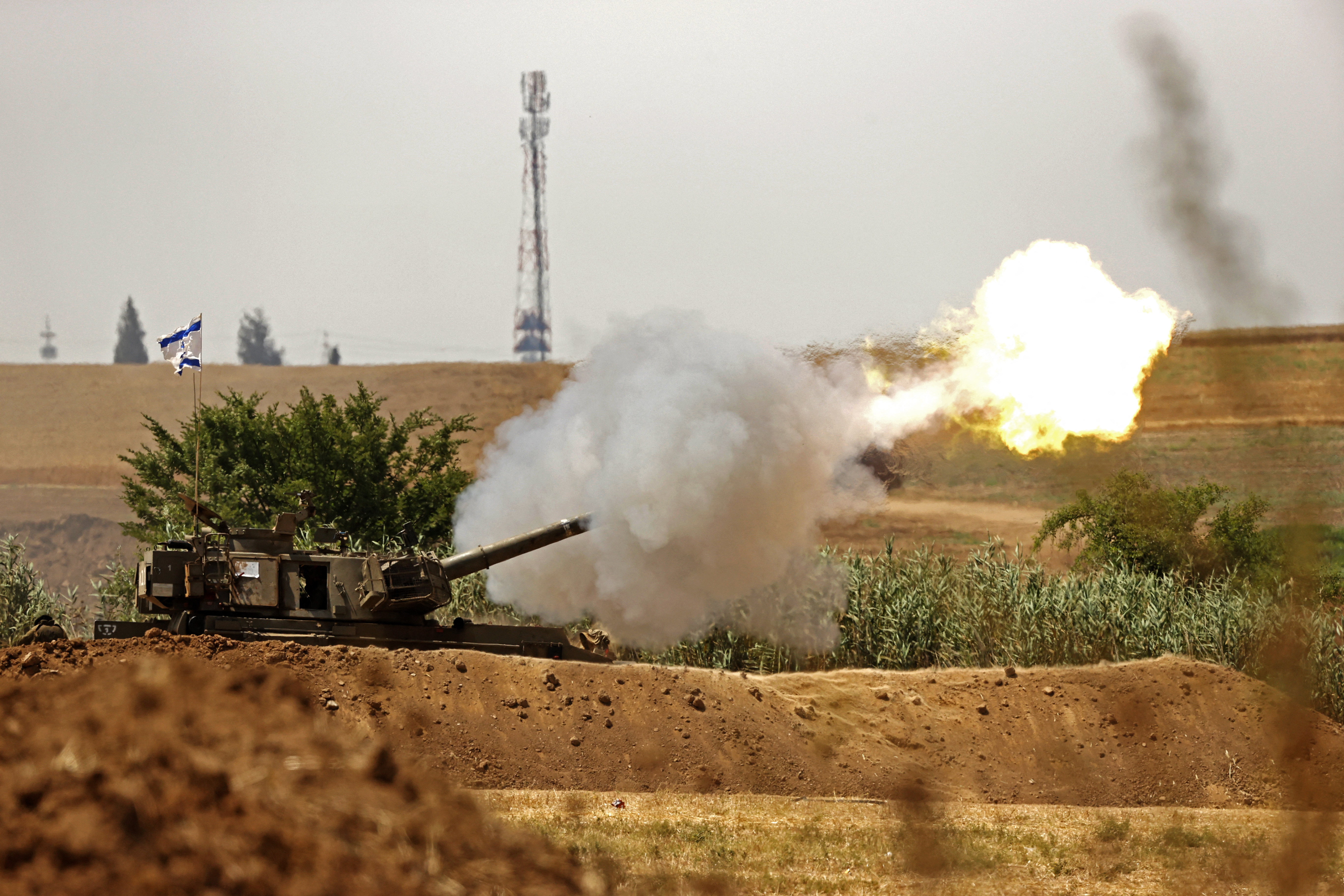 Fâșia Gaza, tăiată în două de armata israeliană. Se anunță noi bombardamente masive în enclavă