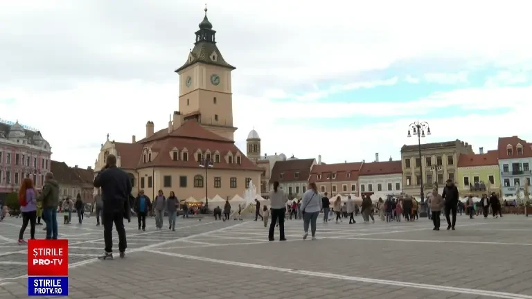Aglomerație la munte, în ultima zi de vacanță de toamnă. Brașovul a fost ticsit de familii cu copii