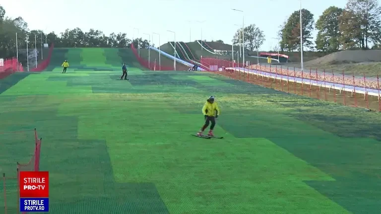 Pârtia de plastic din Arcani, luată deja cu asalt de schiori. „Ai adrenalină foarte tare pe ea”