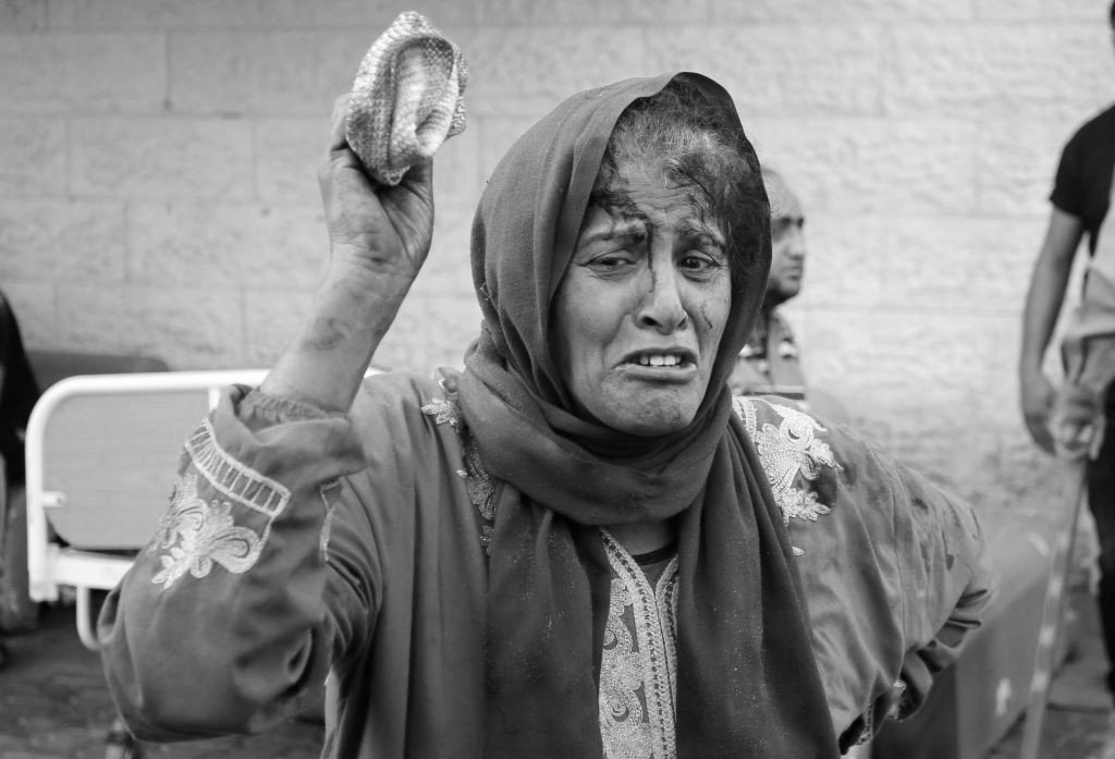 O femeie rănită vine la Spitalul Martirilor Al Aqsa / foto: Ashraf Amra/Anadolu via Getty Images