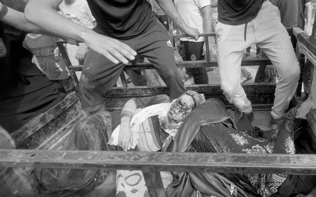 O femeie este transportată cu furgoneta la spital, după al doilea bombardament de la 1 noimebrie al armatei israeliene &icirc;n tabăra de refugiați Jabalia din nordul Gaza / foto: Fadi Alwhidi/Anadolu via Getty Images