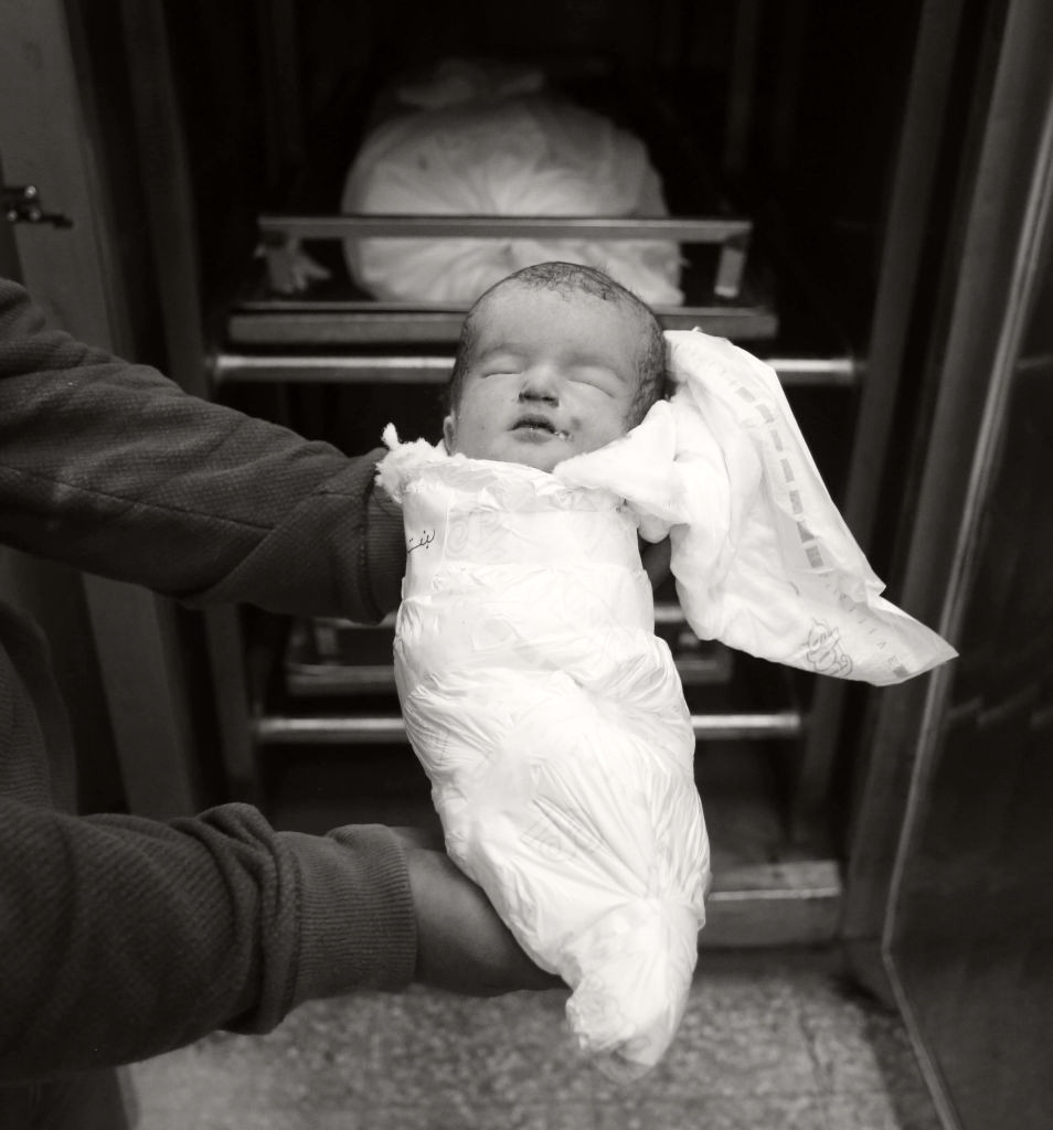 Cadavrul unui bebeluș ucis &icirc;n atacurile israeliene, la Spitalul Martirilor Al Aqsa / foto: Ashraf Amra/Anadolu via Getty Images