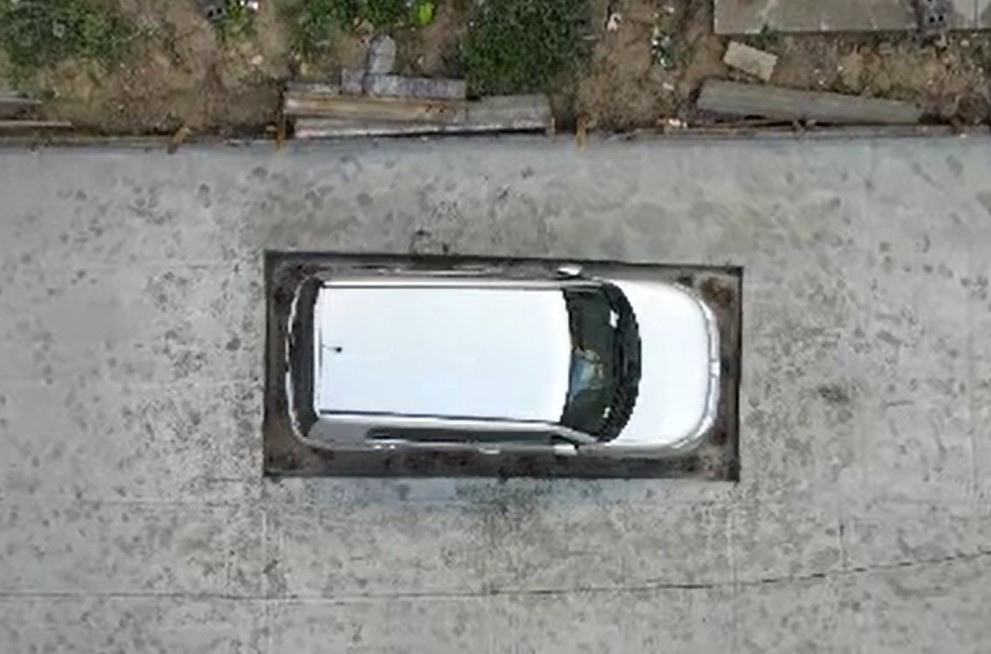 Surpriză uriașă pentru un șofer care și-a lăsat mașina pe o stradă care urma să fie asfaltată. Cum și-a găsit autoturismul