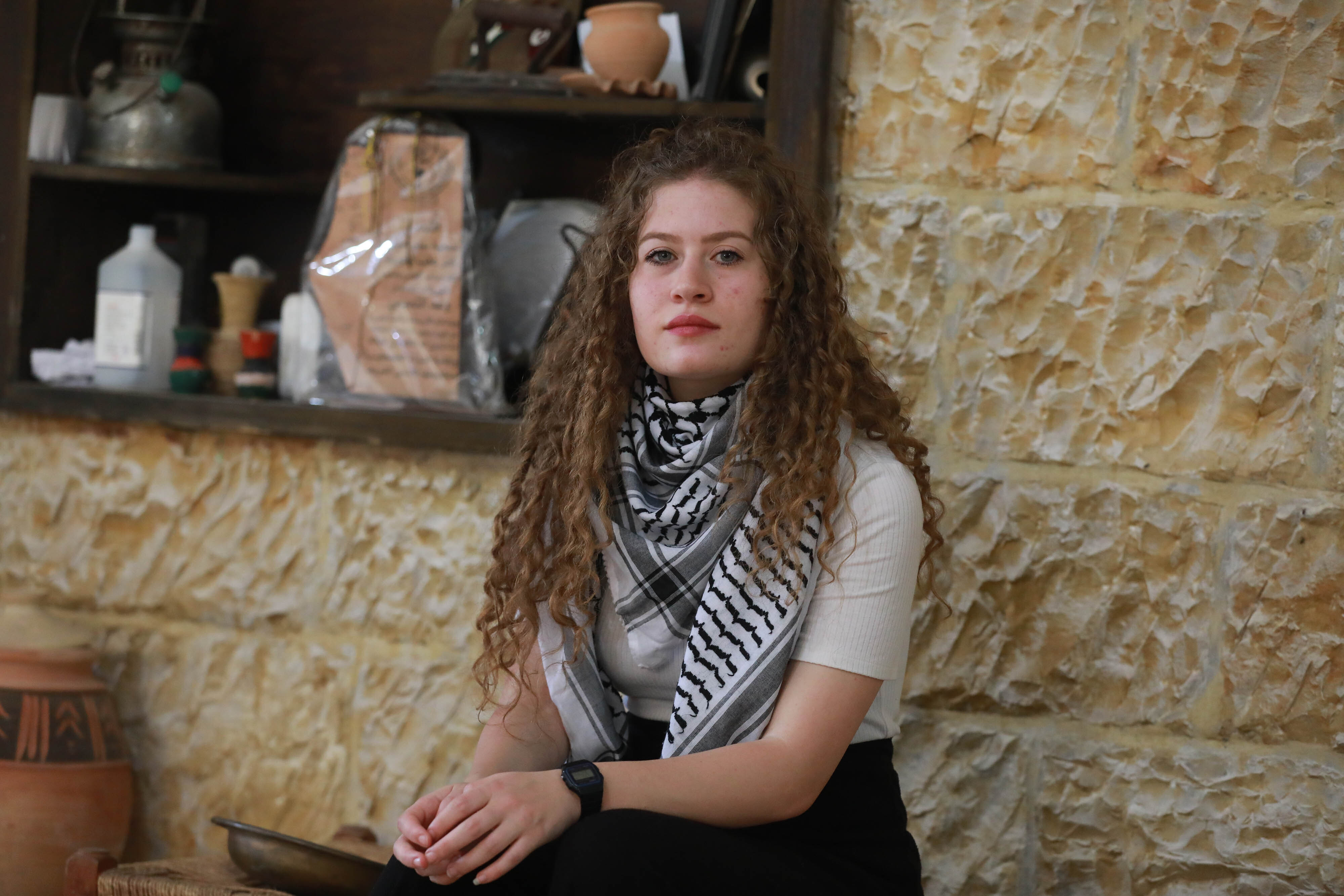 Ahed Tamimi, cunoscută militantă pentru cauza palestiniană, arestată de armata israeliană